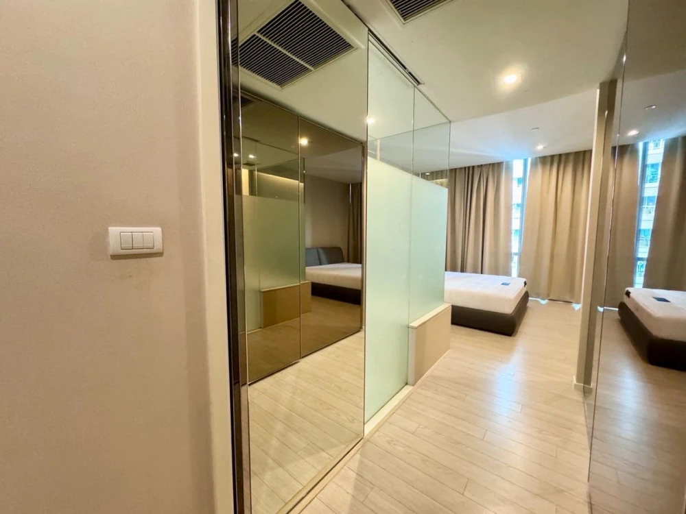 For rent: The Room Sukhumvit 21, 17th floor, spacious room, nice to live in. If interested, hurry and reserve now. Urgent!