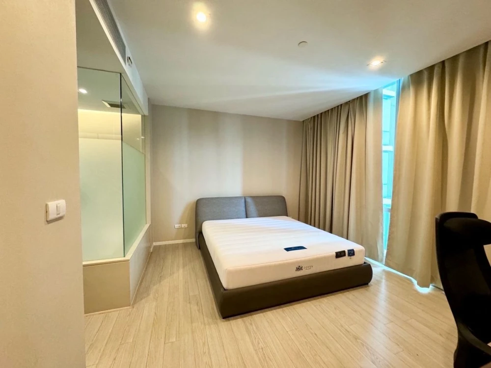 For rent: The Room Sukhumvit 21, 17th floor, spacious room, nice to live in. If interested, hurry and reserve now. Urgent!
