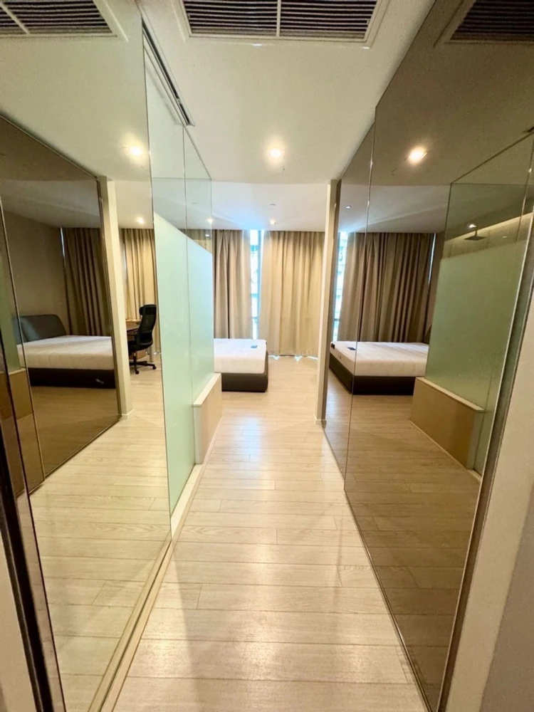 For rent: The Room Sukhumvit 21, 17th floor, spacious room, nice to live in. If interested, hurry and reserve now. Urgent!