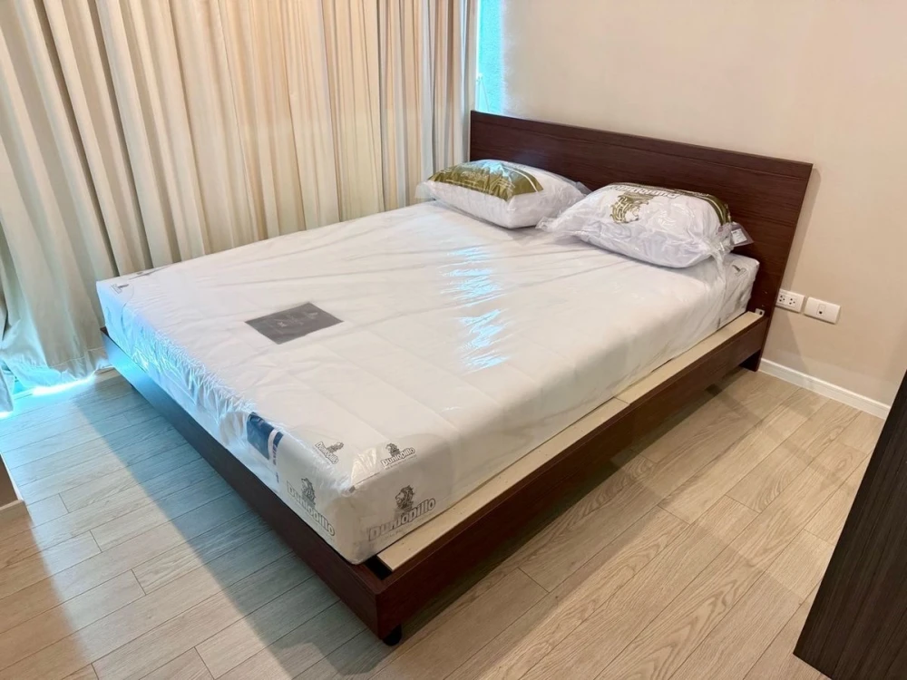 For rent: The Room Sukhumvit 21, 17th floor, spacious room, nice to live in. If interested, hurry and reserve now. Urgent!