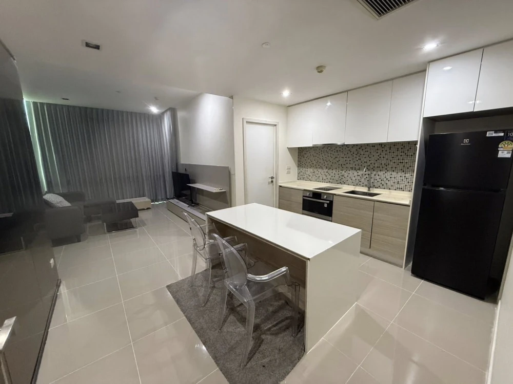 For rent: The Room Sukhumvit 21. Spacious and fully furnished room. Just bring your belongings and move in!