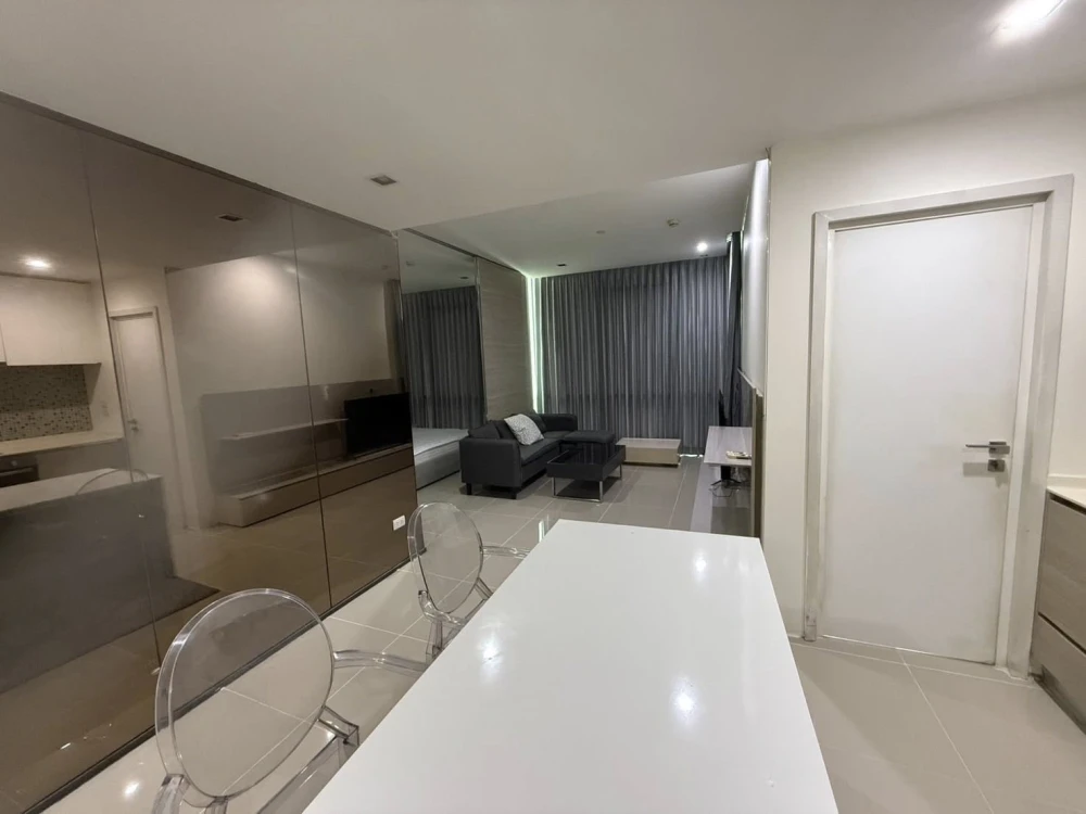 For rent: The Room Sukhumvit 21. Spacious and fully furnished room. Just bring your belongings and move in!