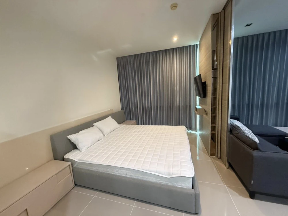 For rent: The Room Sukhumvit 21. Spacious and fully furnished room. Just bring your belongings and move in!