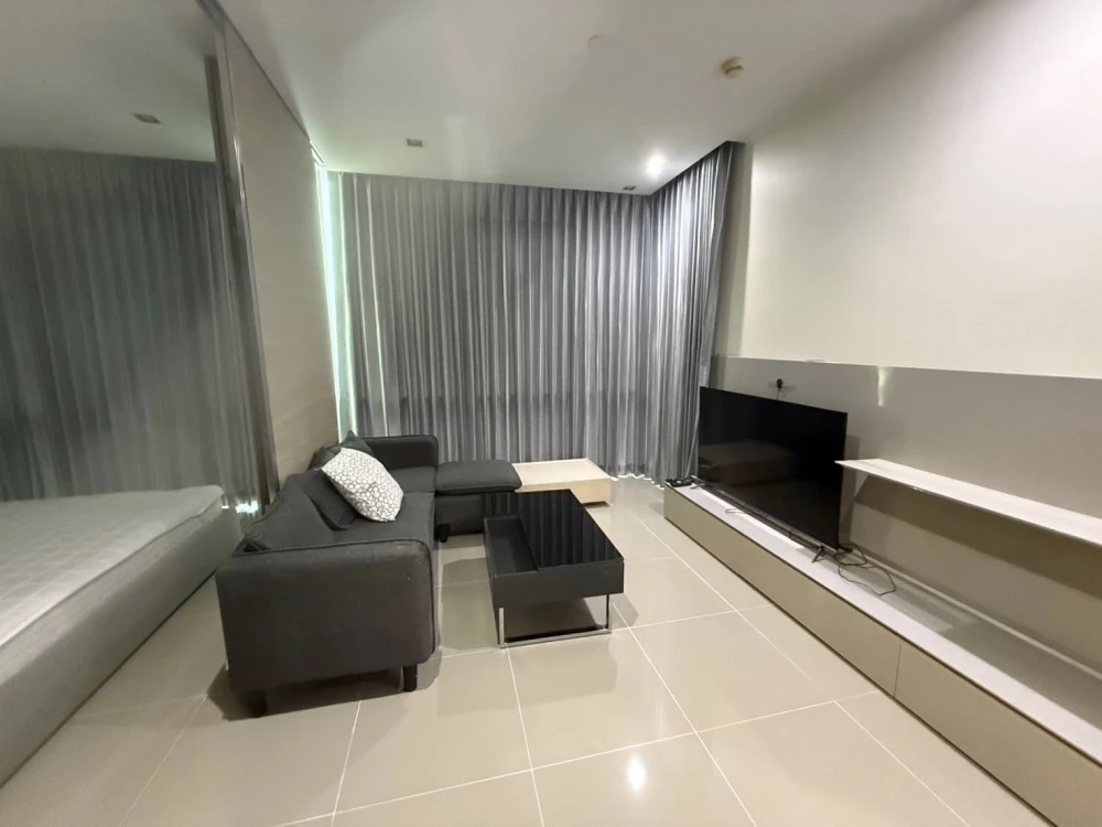 For rent: The Room Sukhumvit 21. Spacious and fully furnished room. Just bring your belongings and move in!