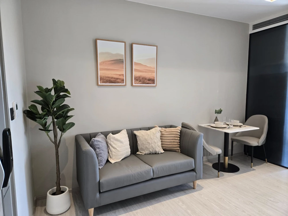 ให้เช่า The Room Sukhumvit 38 1 ห้องนอน 1 ห้องน้ำ พื้นที่ใช้สอยเยอะ แต่งสวยครบครัน มองเห็นวิวสวน จองเลย