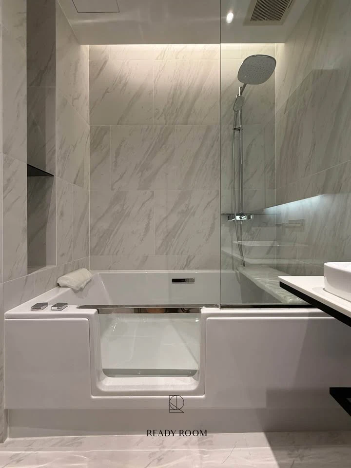 For rent: The Room Sukhumvit 38. Good ventilation, open view, fully furnished, complete with appliances. Ready to move in immediately.