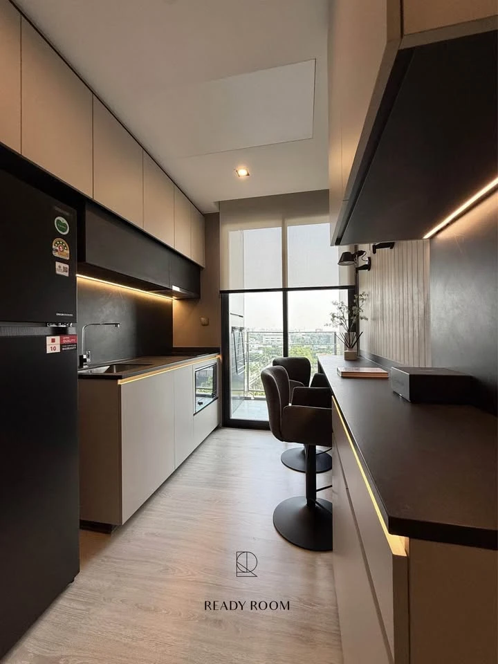 For rent: The Room Sukhumvit 38. Good ventilation, open view, fully furnished, complete with appliances. Ready to move in immediately.
