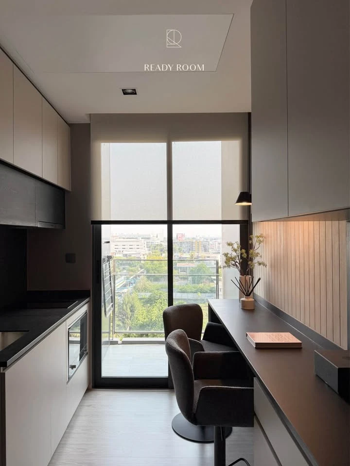 For rent: The Room Sukhumvit 38. Good ventilation, open view, fully furnished, complete with appliances. Ready to move in immediately.