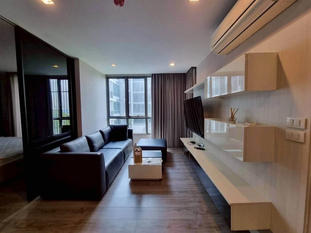 For Rent: The Room Sukhumvit 40. A unit with simple yet highly inviting decor and excellent built-in furniture. Book now!