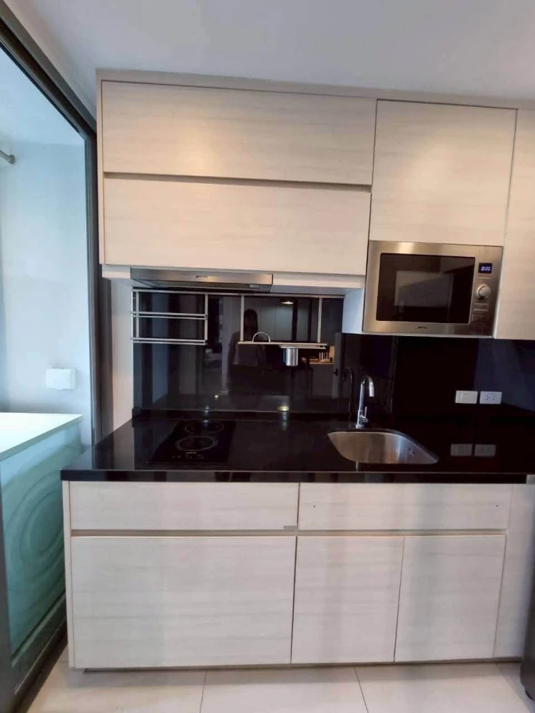 For Rent: The Room Sukhumvit 40. A unit with simple yet highly inviting decor and excellent built-in furniture. Book now!