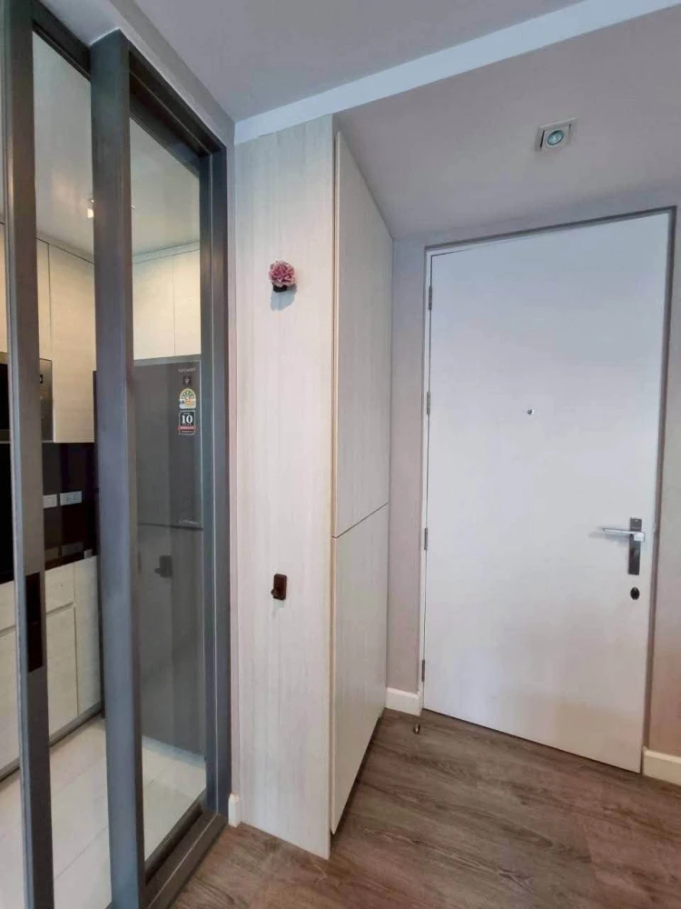 For Rent: The Room Sukhumvit 40. A unit with simple yet highly inviting decor and excellent built-in furniture. Book now!