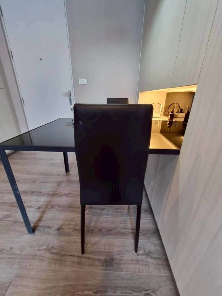 For Rent: The Room Sukhumvit 40. A unit with simple yet highly inviting decor and excellent built-in furniture. Book now!