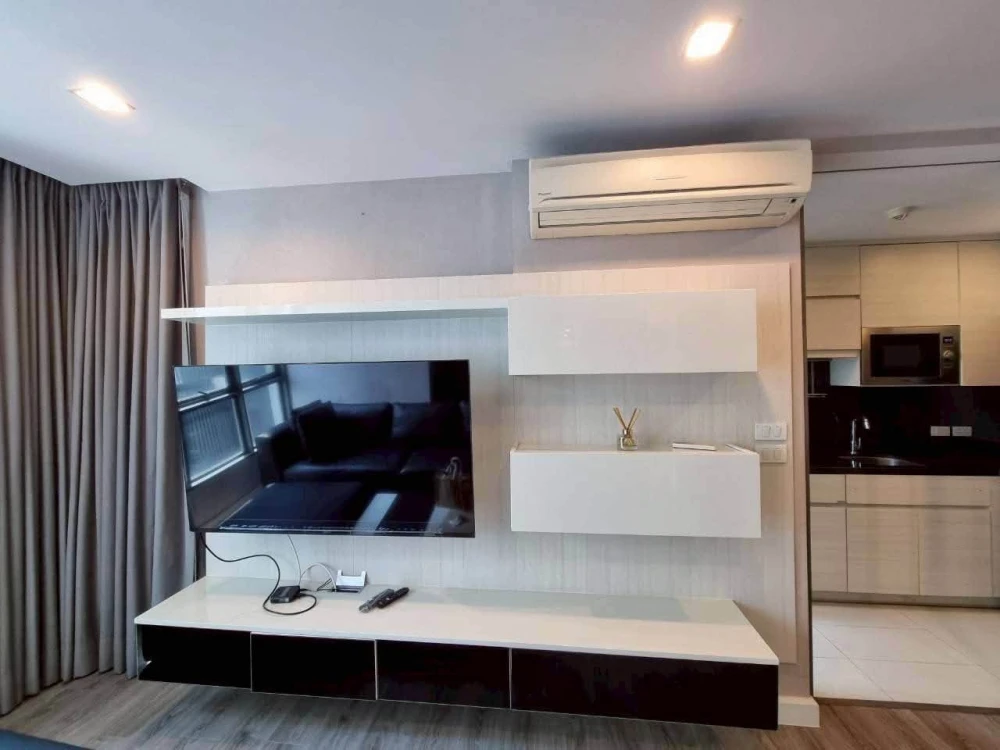 For Rent: The Room Sukhumvit 40. A unit with simple yet highly inviting decor and excellent built-in furniture. Book now!