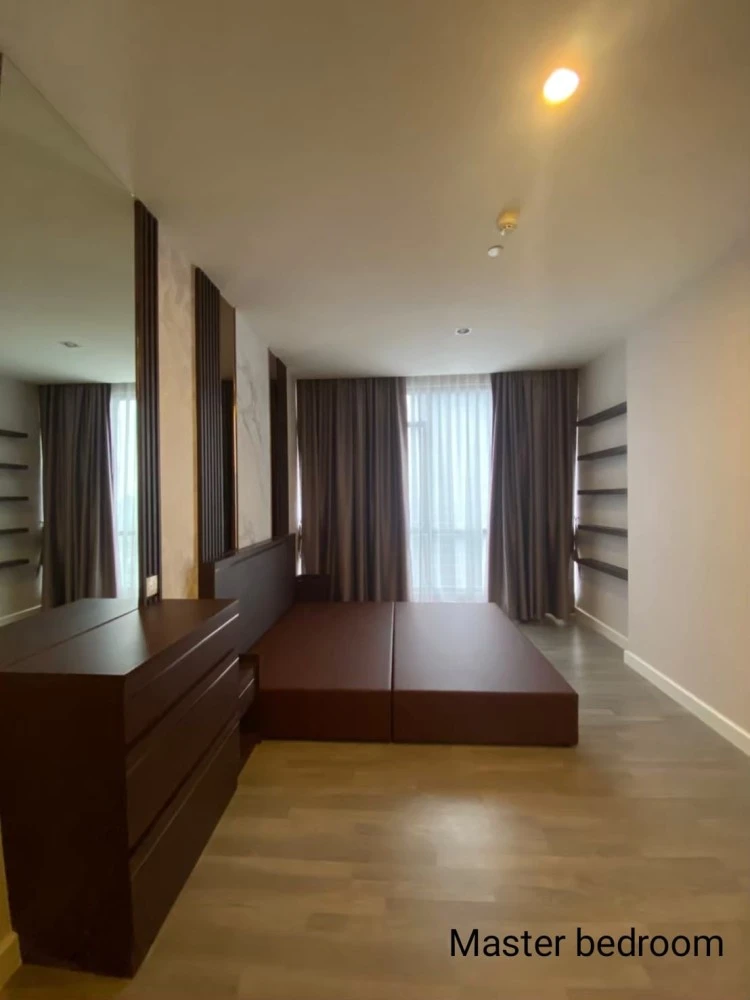 For rent: The Room Rama 4, spacious room, good usable space, complete furniture and electrical appliances. If you don't book, you'll miss out.