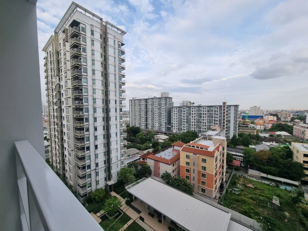 For rent: The Room Ratchada-Ladprao, a resort-style condo for body and mind healing. Spacious, airy rooms with high ceilings and good ventilation. Boo