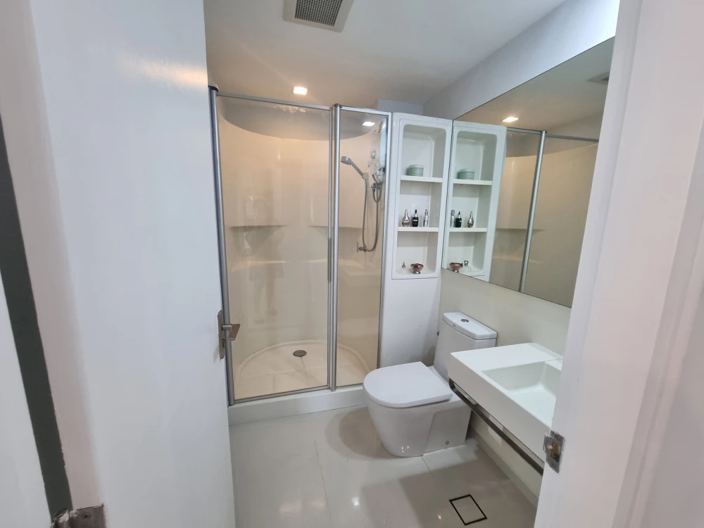 For rent: The Room Ratchada-Ladprao, a resort-style condo for body and mind healing. Spacious, airy rooms with high ceilings and good ventilation. Boo