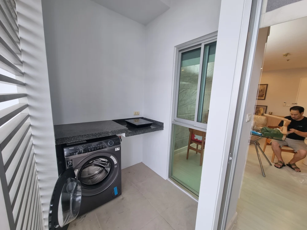 For rent: The Room Ratchada-Ladprao, a resort-style condo for body and mind healing. Spacious, airy rooms with high ceilings and good ventilation. Boo