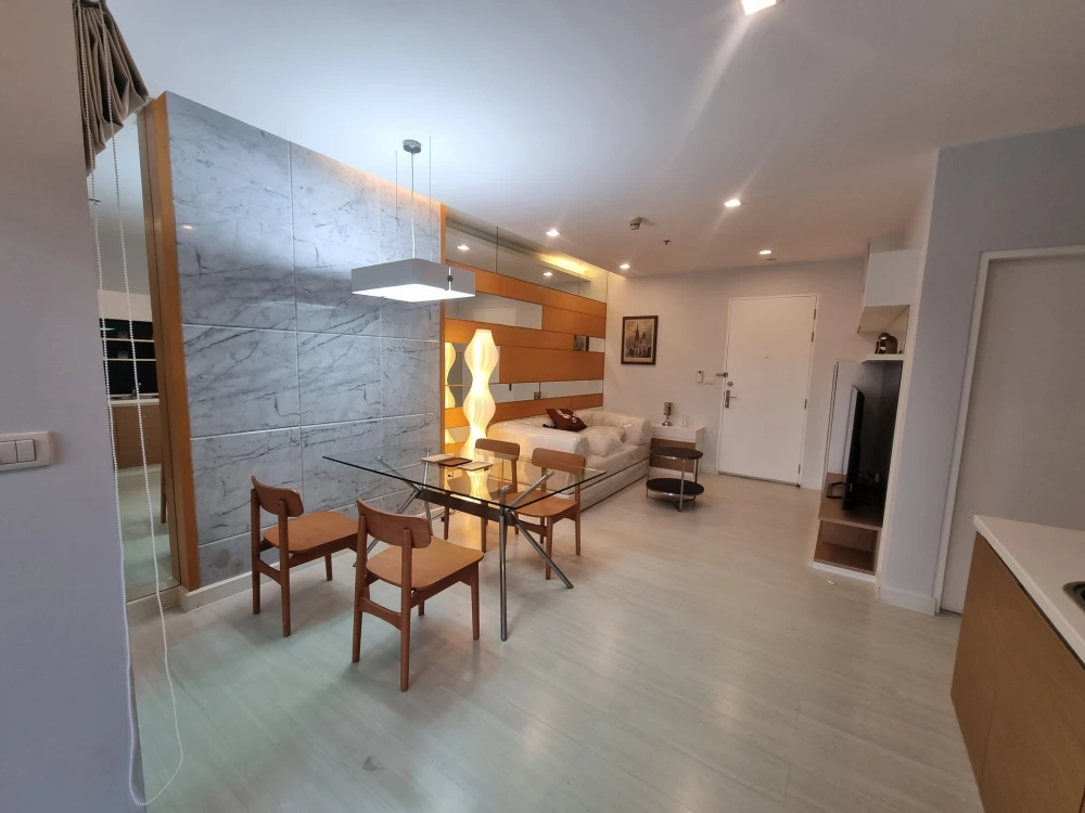 For rent: The Room Ratchada-Ladprao, a resort-style condo for body and mind healing. Spacious, airy rooms with high ceilings and good ventilation. Boo