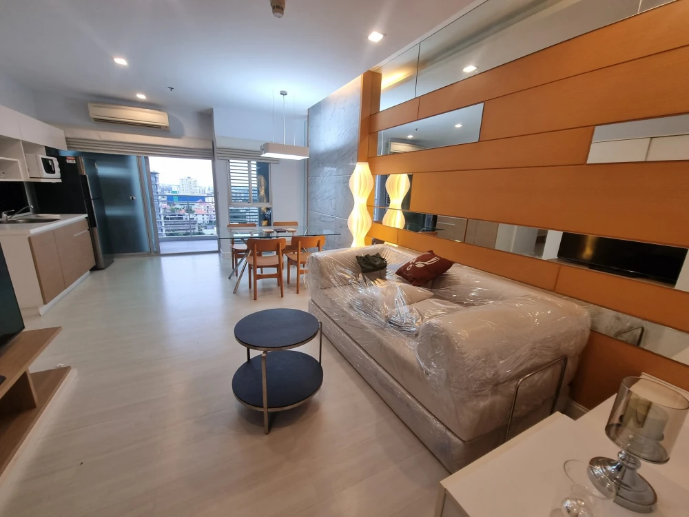 For rent: The Room Ratchada-Ladprao, a resort-style condo for body and mind healing. Spacious, airy rooms with high ceilings and good ventilation. Boo