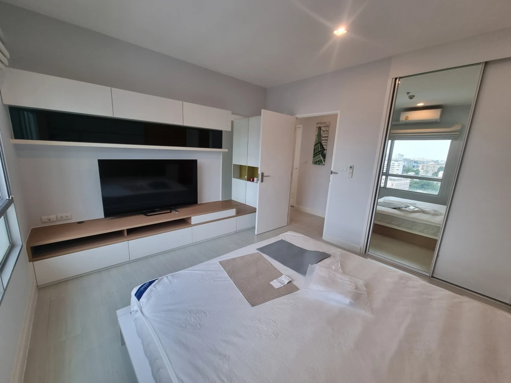 For rent: The Room Ratchada-Ladprao, a resort-style condo for body and mind healing. Spacious, airy rooms with high ceilings and good ventilation. Boo