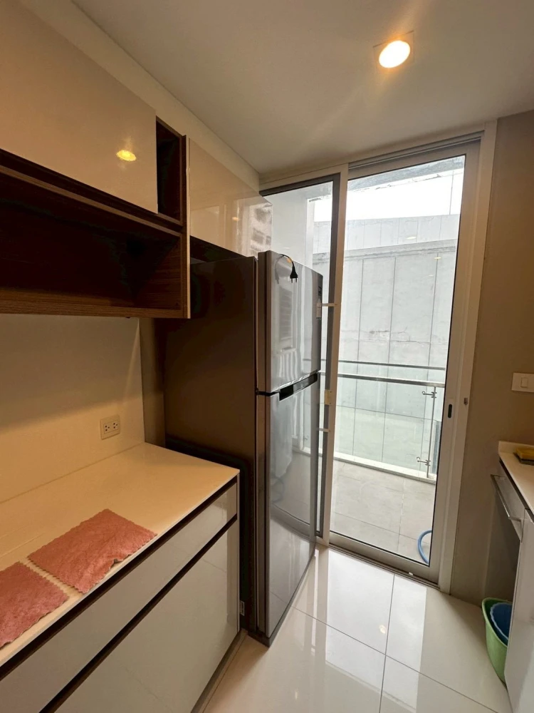 For rent: The Room Sathorn, Pan Road. Spacious room with ample usable space, fully furnished. Book now!