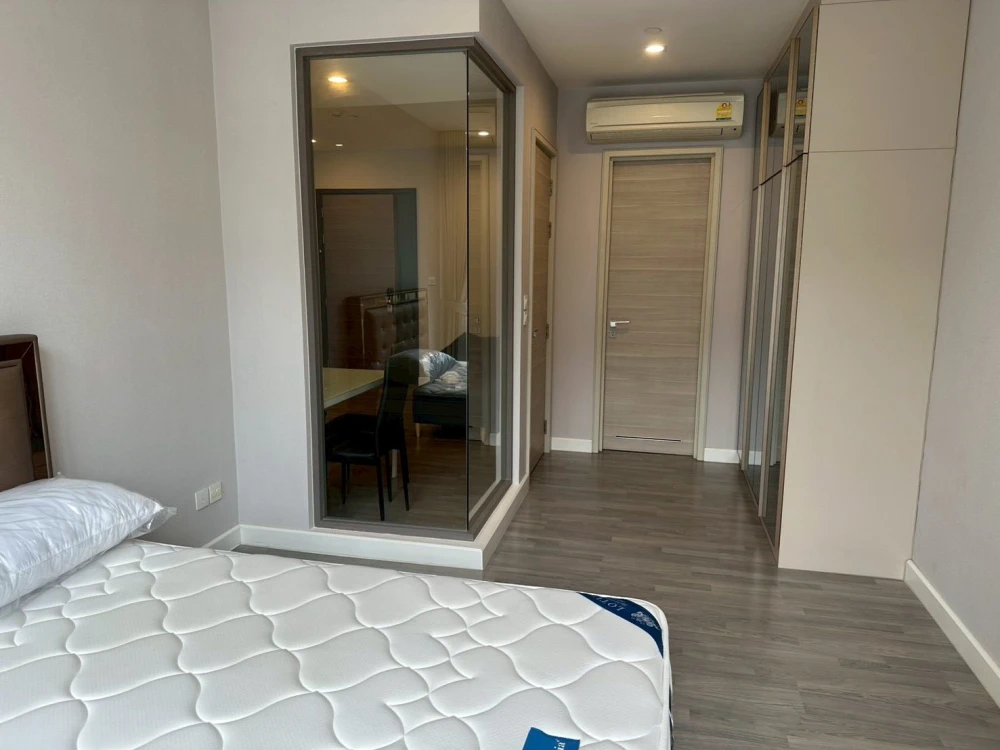 For rent: The Room Sathorn, Pan Road. Spacious room with ample usable space, fully furnished. Book now!