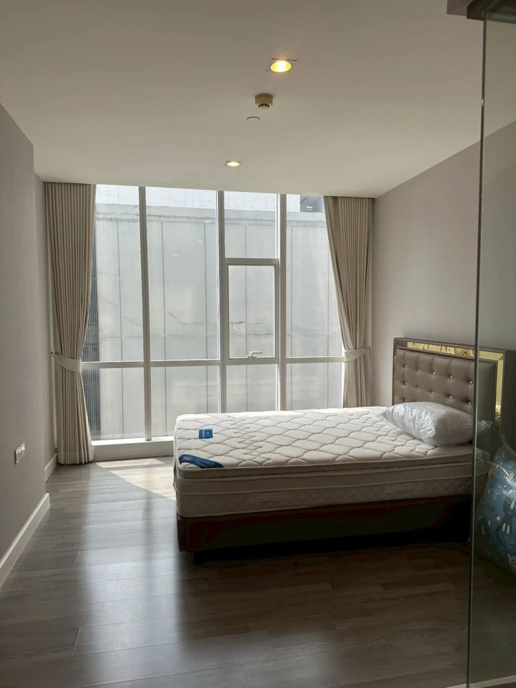 For rent: The Room Sathorn, Pan Road. Spacious room with ample usable space, fully furnished. Book now!