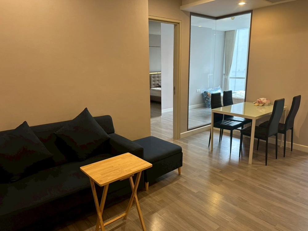 For rent: The Room Sathorn, Pan Road. Spacious room with ample usable space, fully furnished. Book now!