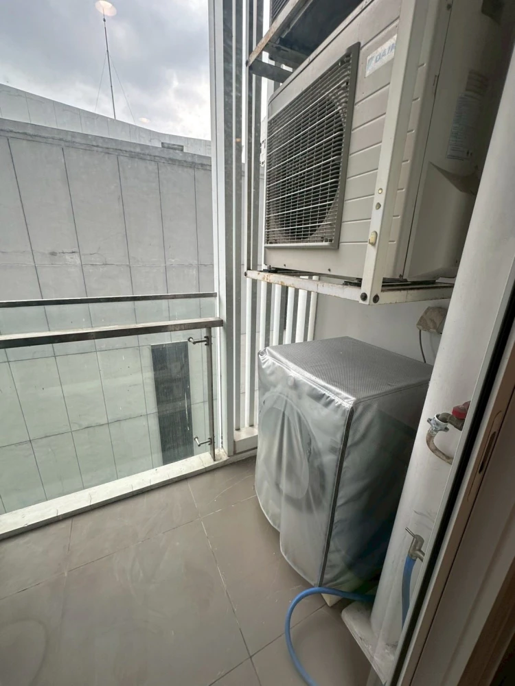 For rent: The Room Sathorn, Pan Road. Spacious room with ample usable space, fully furnished. Book now!