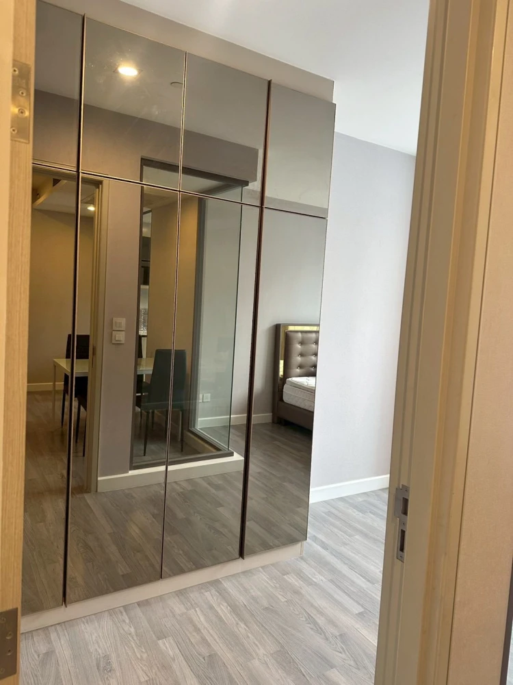 For rent: The Room Sathorn, Pan Road. Spacious room with ample usable space, fully furnished. Book now!