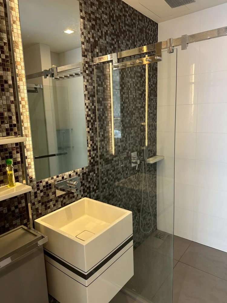 For rent: The Room Sathorn, Pan Road. Spacious room with ample usable space, fully furnished. Book now!