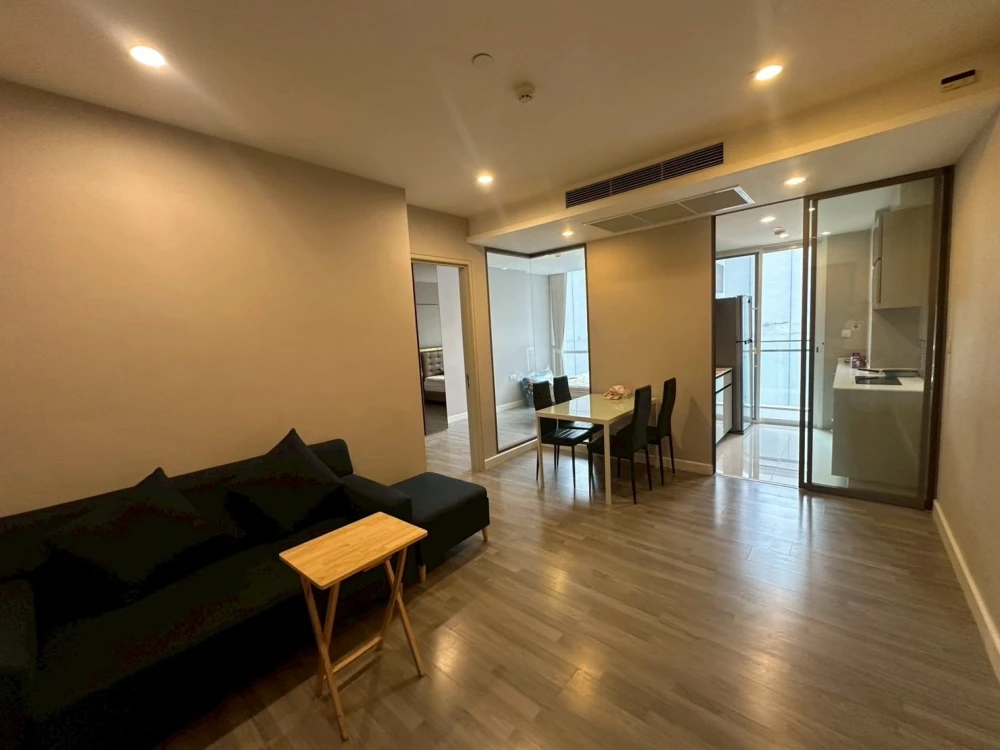 For rent: The Room Sathorn, Pan Road. Spacious room with ample usable space, fully furnished. Book now!