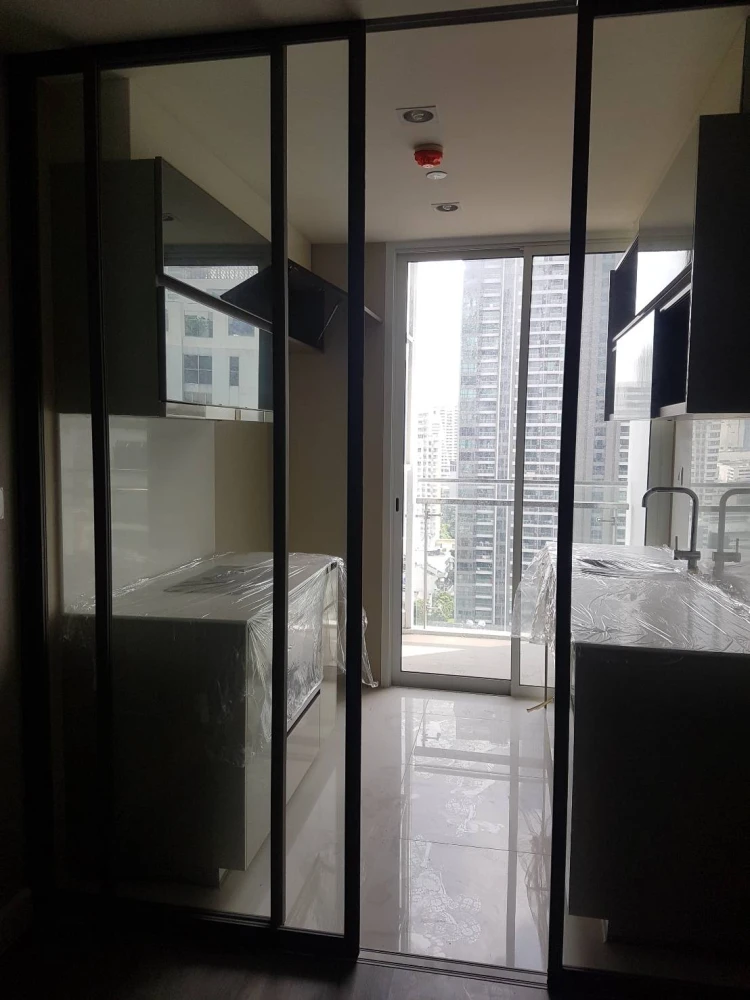 Condo for rent at The Room Sathorn, Pan Road. Located on the 20th floor, very high up, excellent ventilation, and stunning city views. Book now!