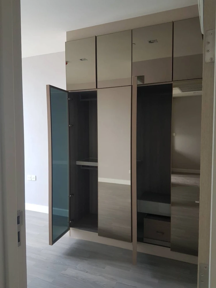 Condo for rent at The Room Sathorn, Pan Road. Located on the 20th floor, very high up, excellent ventilation, and stunning city views. Book now!