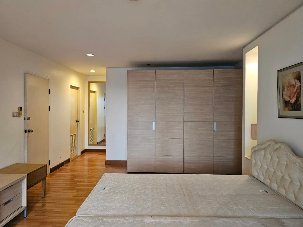 For rent: The Royal Place 2, 20th floor, fully furnished and equipped with appliances. Reserve now!