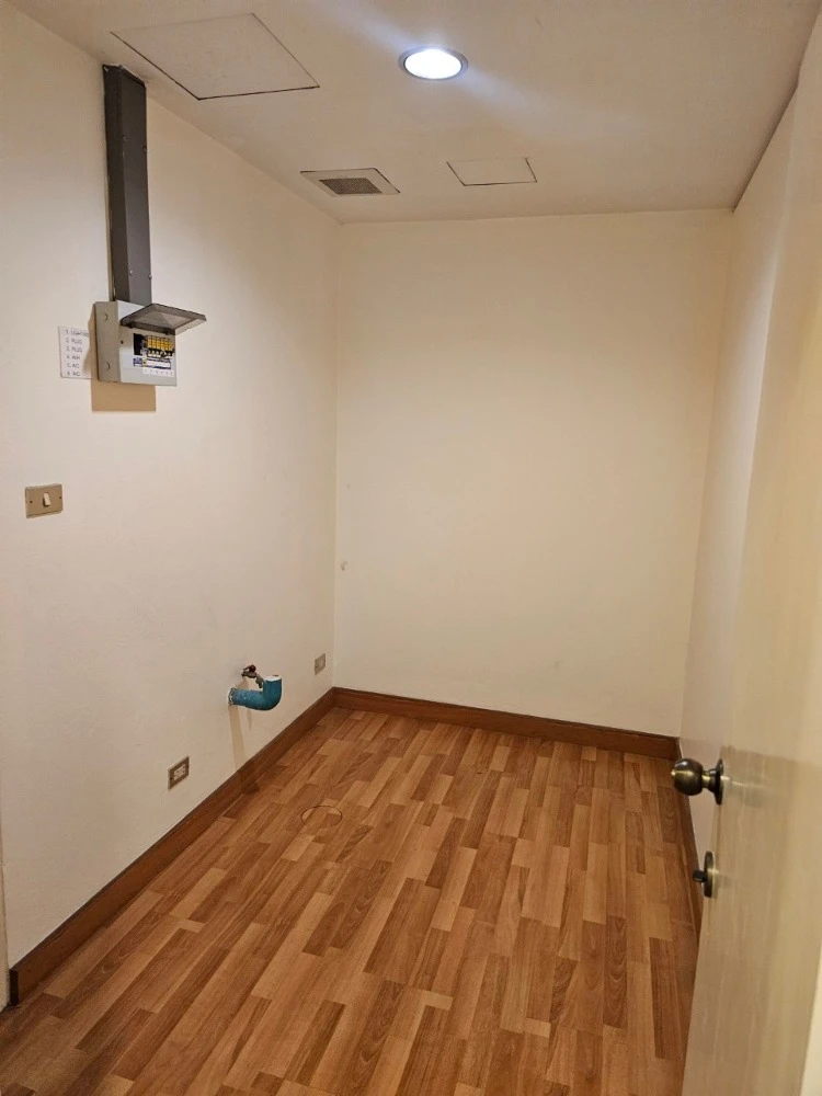 For rent: The Royal Place 2, 20th floor, fully furnished and equipped with appliances. Reserve now!
