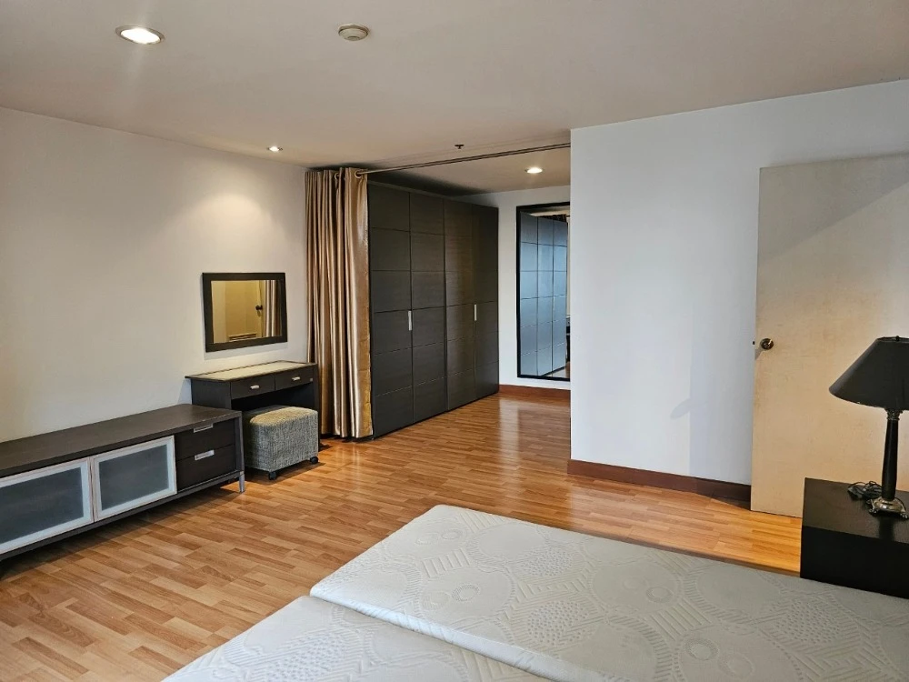 For rent: The Royal Place 2, 20th floor, fully furnished and equipped with appliances. Reserve now!