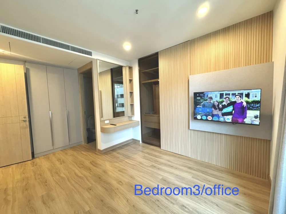 For rent: The Royal Saladaeng, 150 sq.m. spacious room with complete functionality and beautiful, comfortable decor.