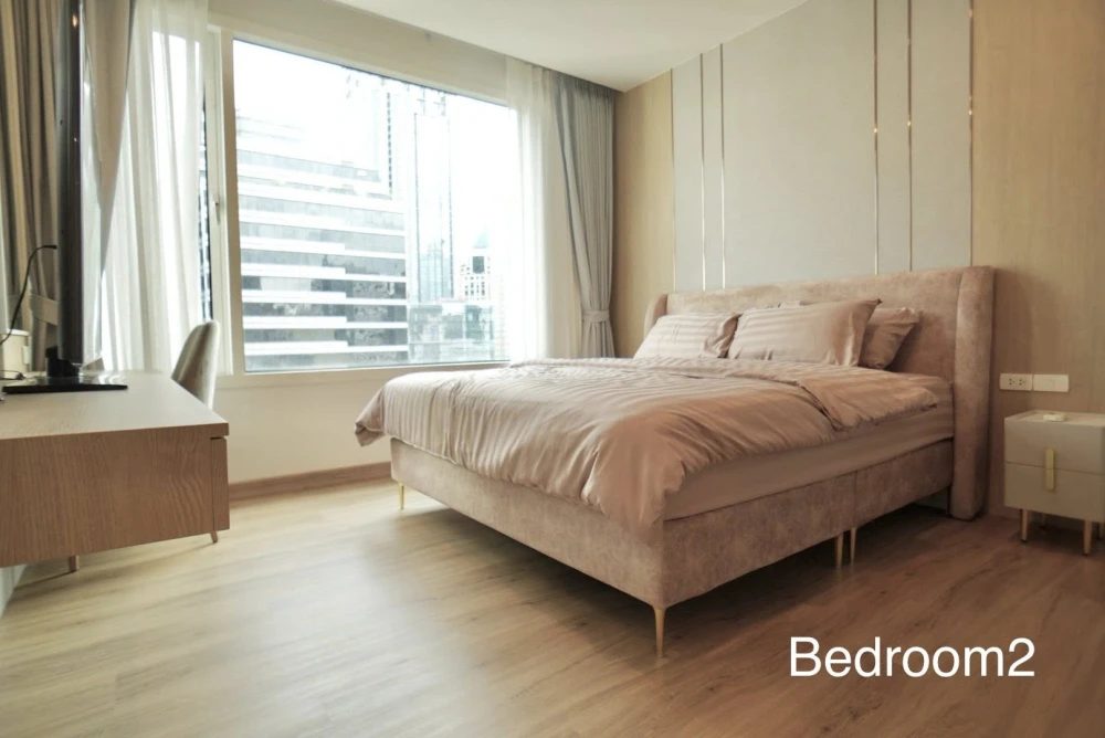 For rent: The Royal Saladaeng, 150 sq.m. spacious room with complete functionality and beautiful, comfortable decor.