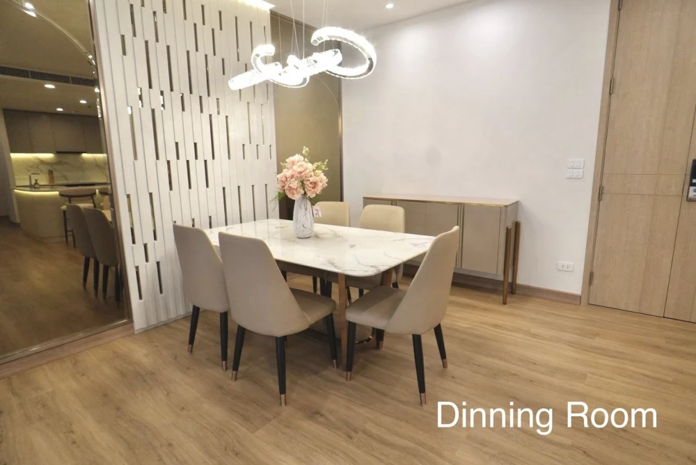 For rent: The Royal Saladaeng, 150 sq.m. spacious room with complete functionality and beautiful, comfortable decor.