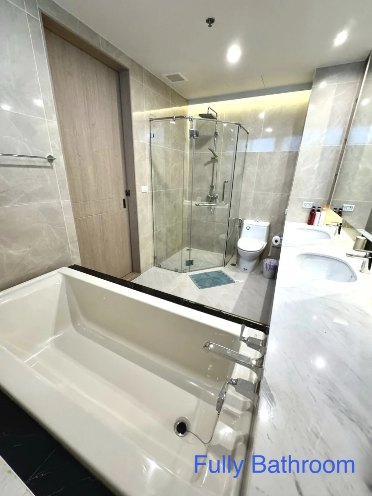 For rent: The Royal Saladaeng, 150 sq.m. spacious room with complete functionality and beautiful, comfortable decor.
