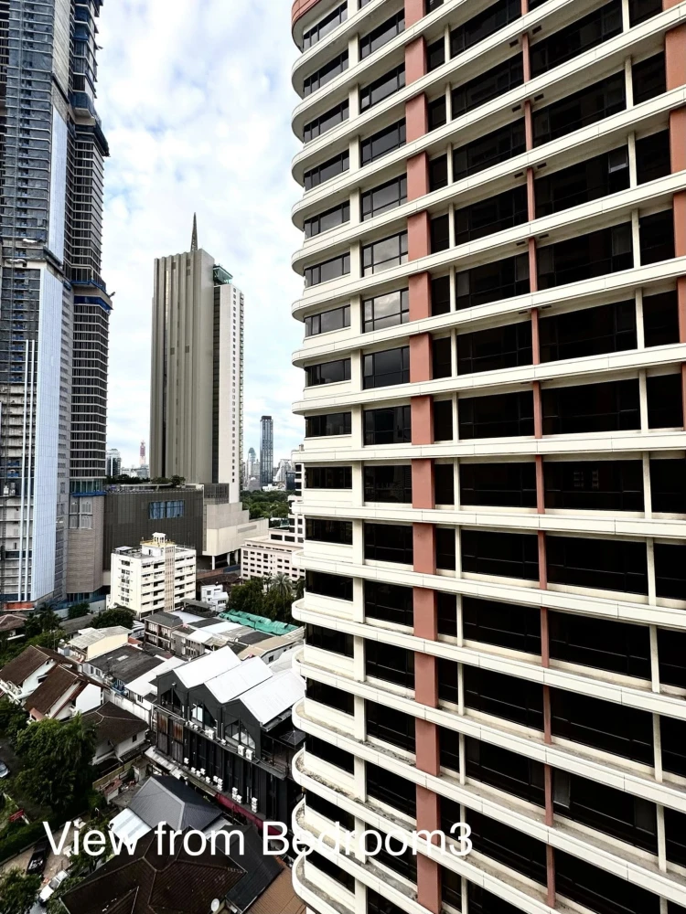 For rent: The Royal Saladaeng, 150 sq.m. spacious room with complete functionality and beautiful, comfortable decor.