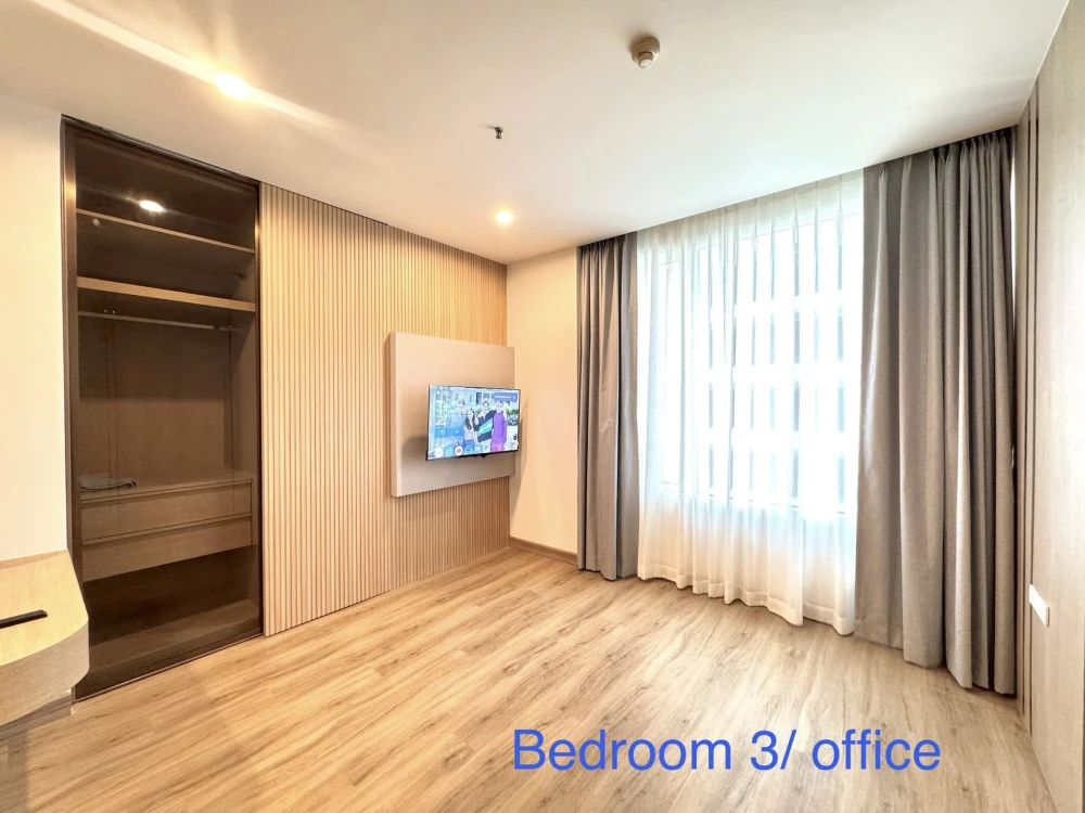 For rent: The Royal Saladaeng, 150 sq.m. spacious room with complete functionality and beautiful, comfortable decor.