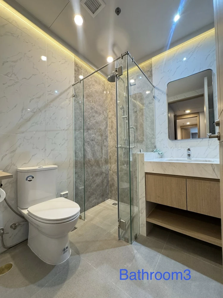 For rent: The Royal Saladaeng, 150 sq.m. spacious room with complete functionality and beautiful, comfortable decor.