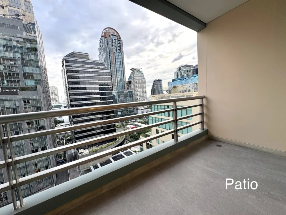 For rent: The Royal Saladaeng, 150 sq.m. spacious room with complete functionality and beautiful, comfortable decor.