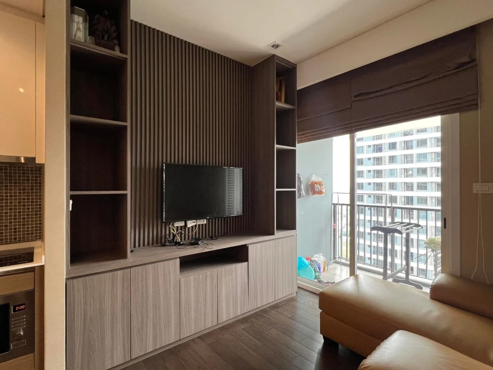 For rent: The Saint Residence, 2 bedrooms, 2 bathrooms, 26th floor (very high floor), with views of Chatuchak Park from both bedrooms. Grab it while y