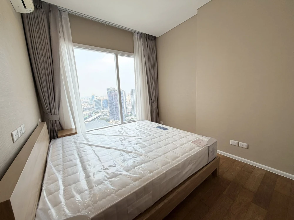 Luxury condo for rent at The Saint Residences. High floor (36th floor), north facing, quiet and not on the main road. Book now!