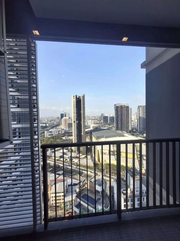 Luxury condo for rent at The Saint Residences. High floor (36th floor), north facing, quiet and not on the main road. Book now!