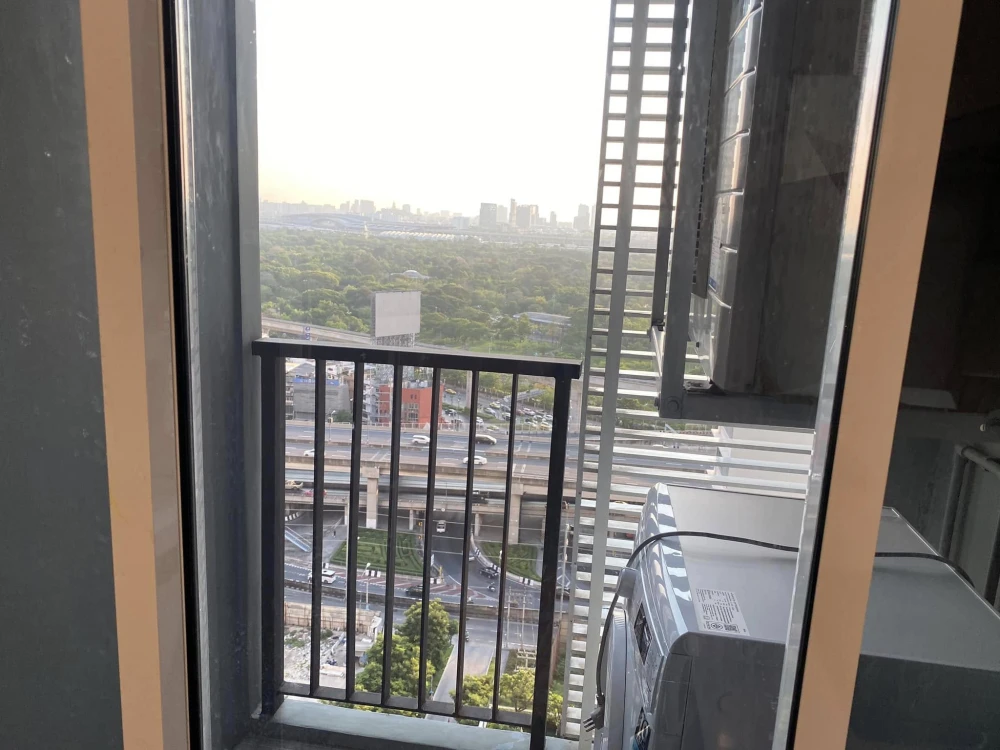 For rent: The Saint Residences, 19th floor, view of Chatuchak Park, nice room, book now, don't miss out.