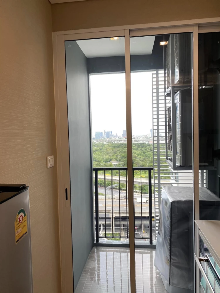 For rent: The Saint Residences, 19th floor, view of Chatuchak Park, nice room, book now, don't miss out.